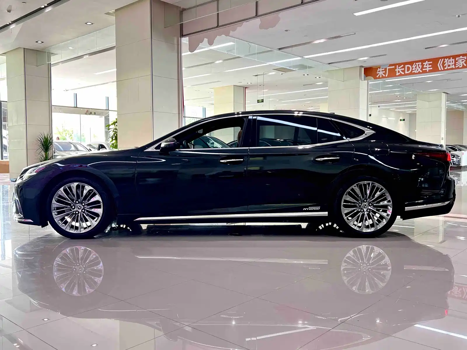 Фото 3 - Lexus LS