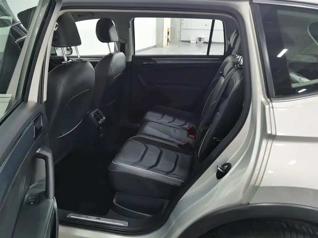 Volkswagen Tiguan L 2020 330TSI Auto 2WD R-Line Flagship China VI фото 15