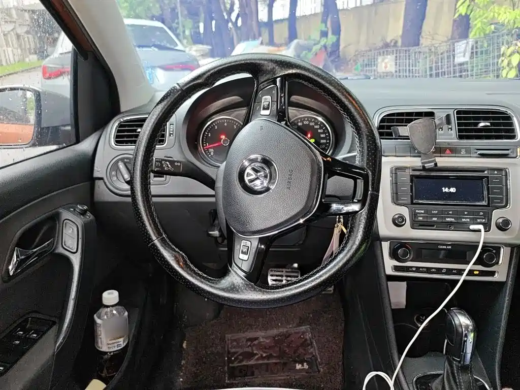 Volkswagen Polo 2016 1.6L Cross Polo Automatic фото 3