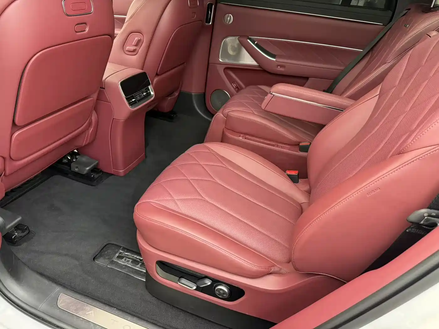 AITO Wenjie AITO M8 2025 Extended Range Ultra 53.4kWh 6-Seater фото 12