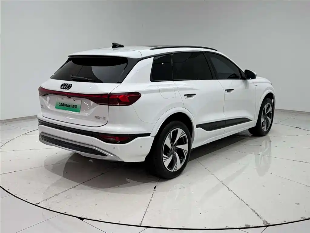 AUDI Q6L E TRON