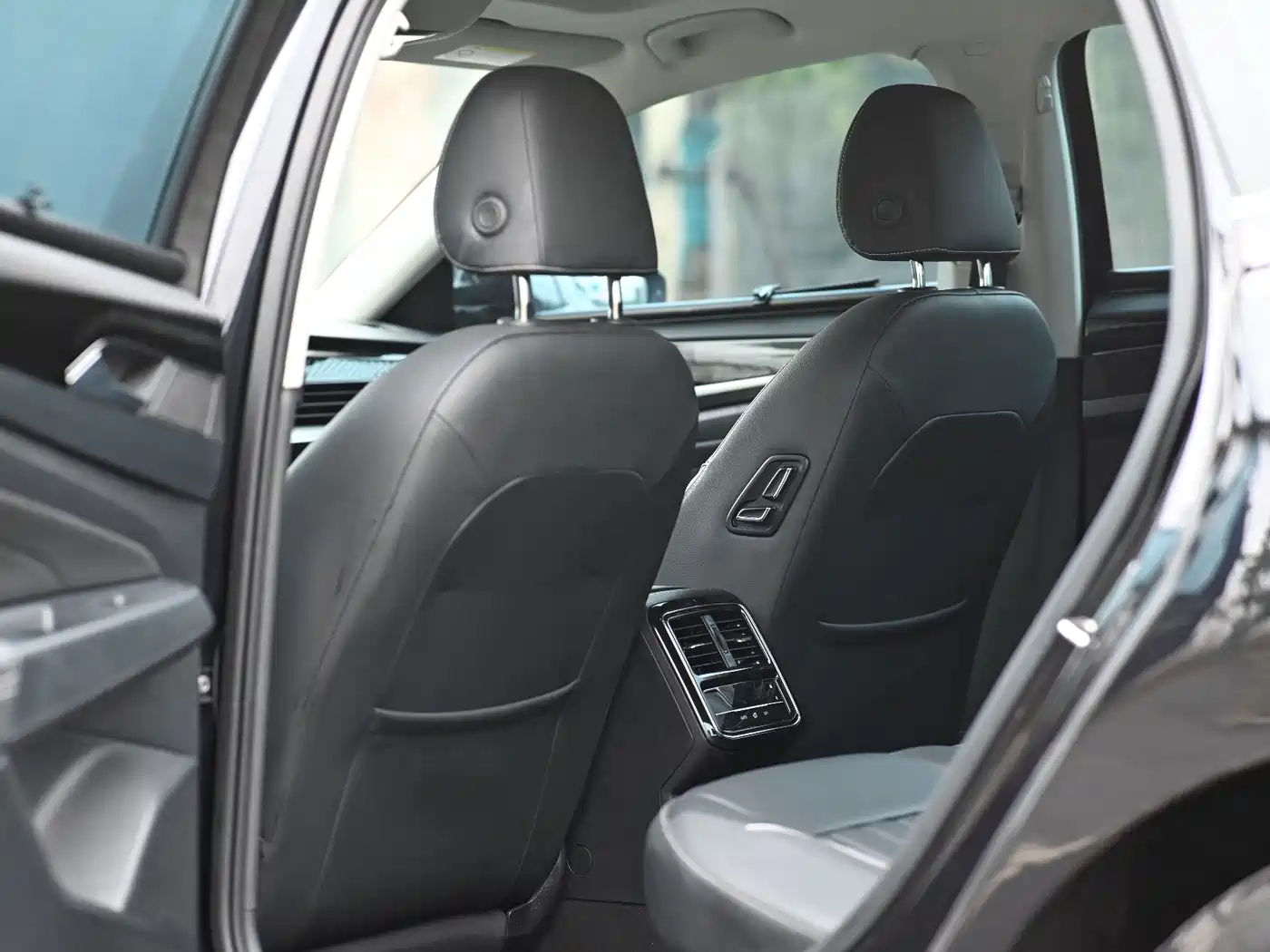 Volkswagen Passat 2023 330TSI Starlight Elite Edition фото 5