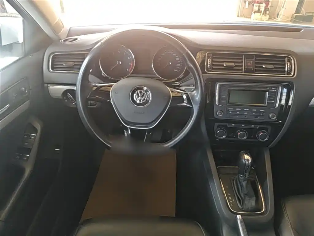 Volkswagen Sagitar 2015 1.6L Automatic Comfort фото 11