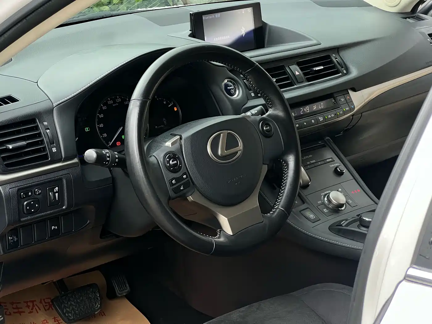Фото 17 - Lexus CT