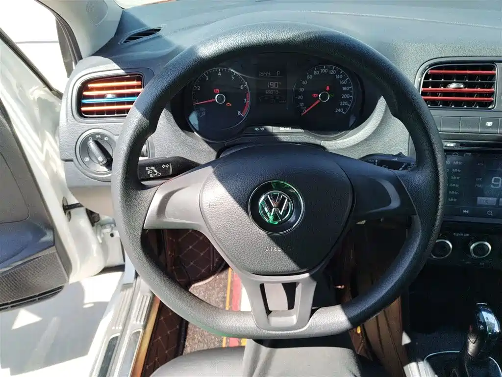 Volkswagen Polo 2016 1.4L Automatic Trend фото 11