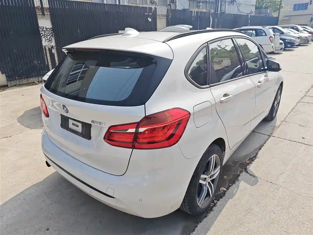 BMW 2 Series Touring 2016 218i Sport Design Package фото 5