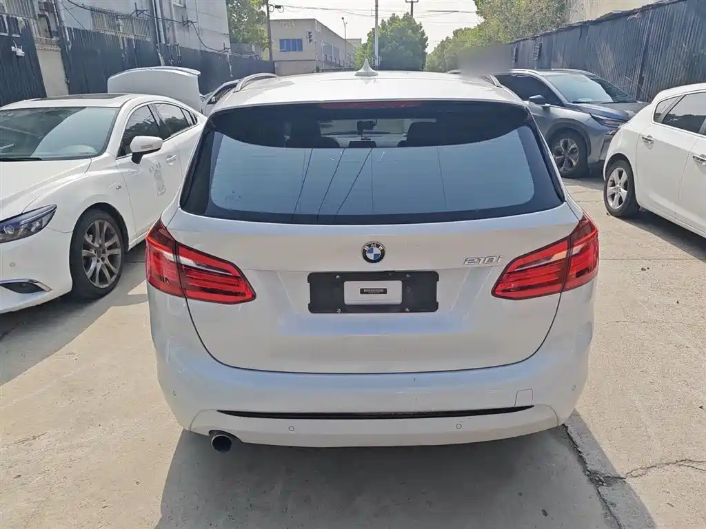 BMW 2 Series Touring 2016 218i Sport Design Package фото 4