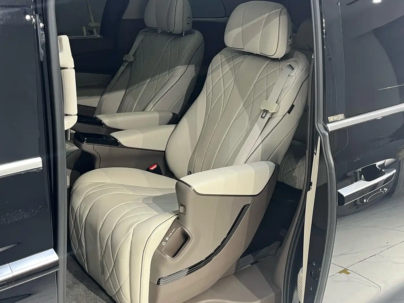 Denza D9 2022 DM-i 970 All-Wheel Drive Honor Edition фото 20