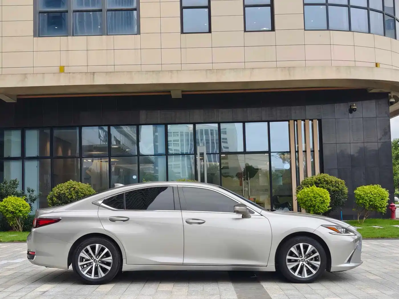 Фото 4 - Lexus ES