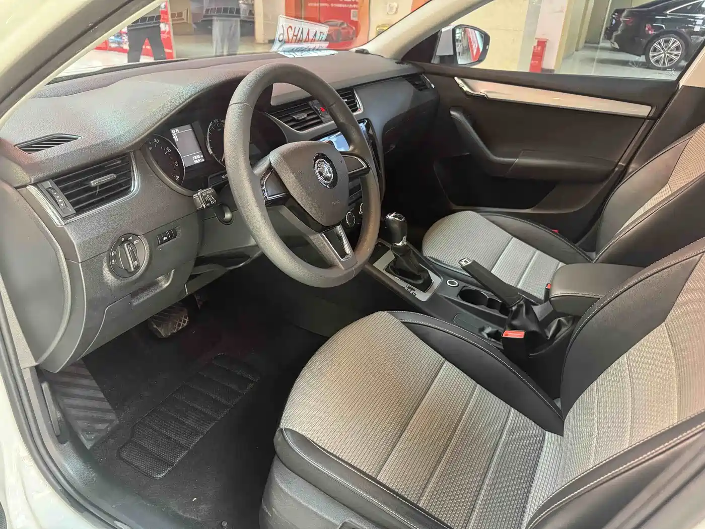 Škoda Octavia 2017 1.6L Automatic Pioneer Edition фото 4