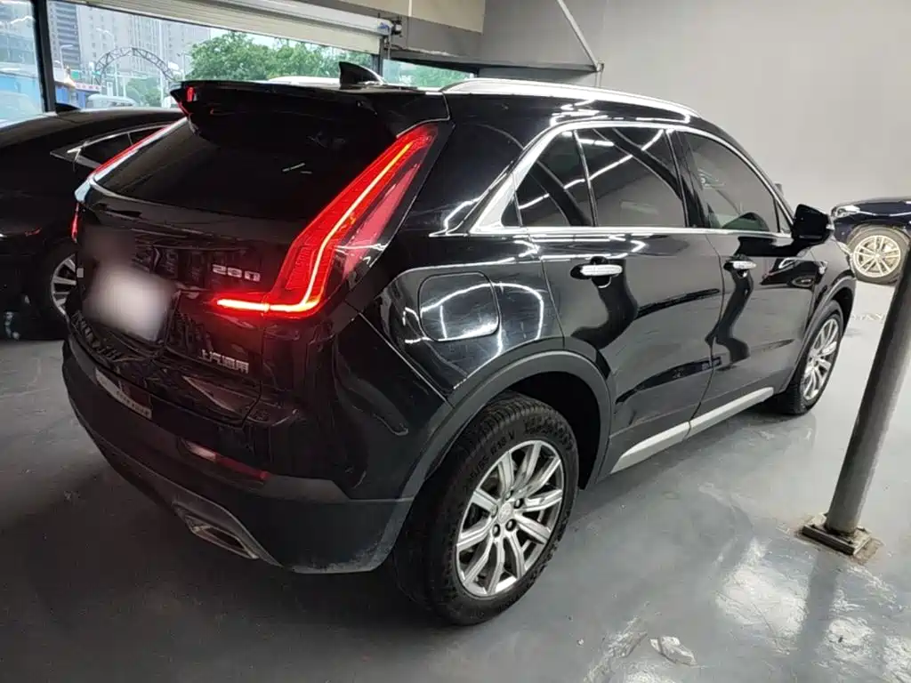 Photo 5 - Cadillac XT4