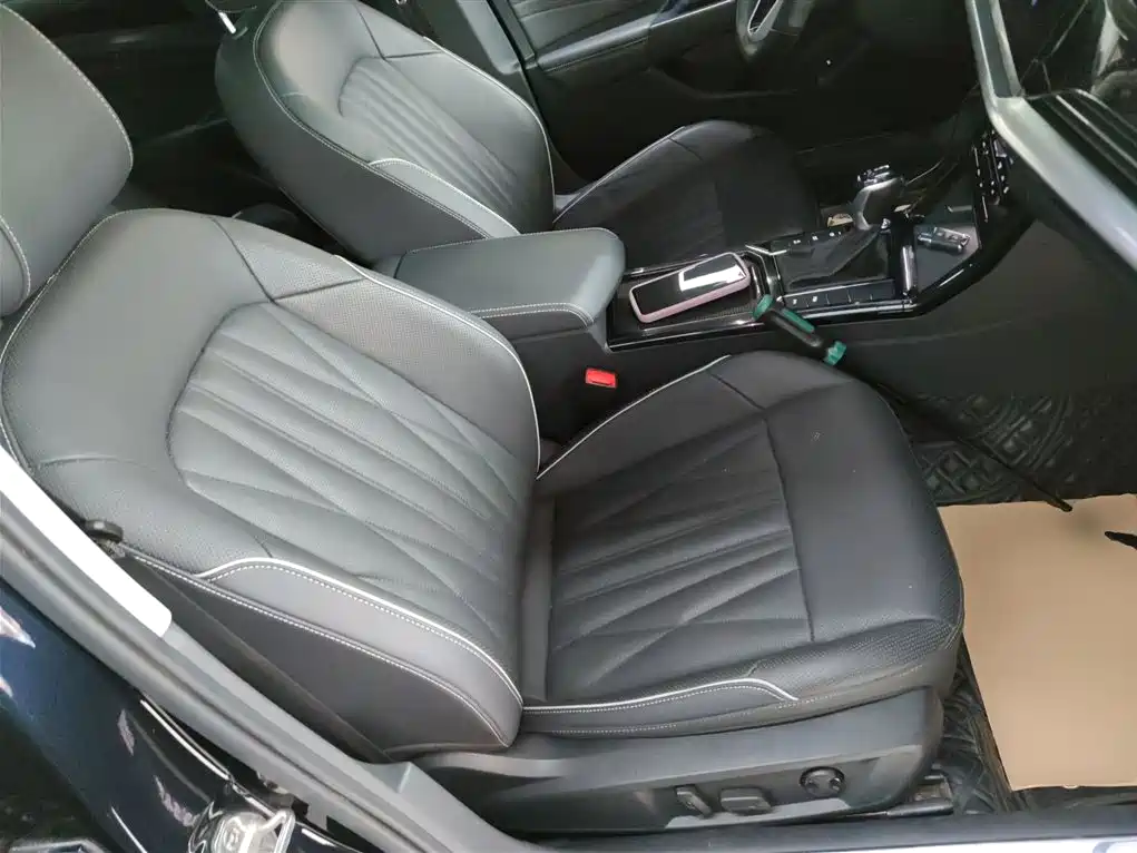 Volkswagen Passat 2022 330TSI Luxury Edition фото 25