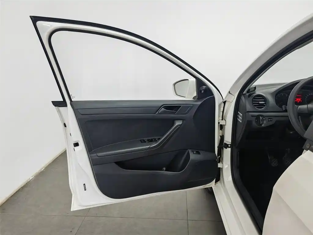 Volkswagen Jetta 2015 1.6L Manual Trend фото 8