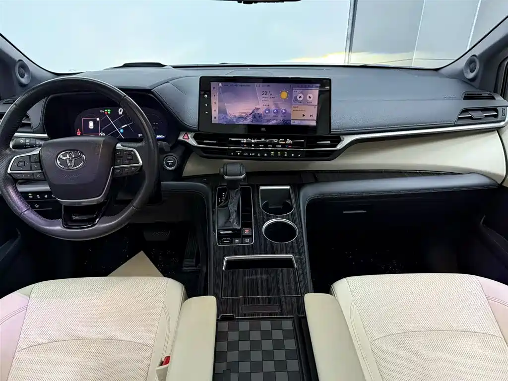 Toyota Sienna 2024 2.5L Hybrid Platinum Edition фото 11