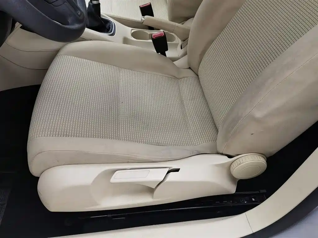 Volkswagen Sagitar 2011 1.6L Manual Comfort фото 20