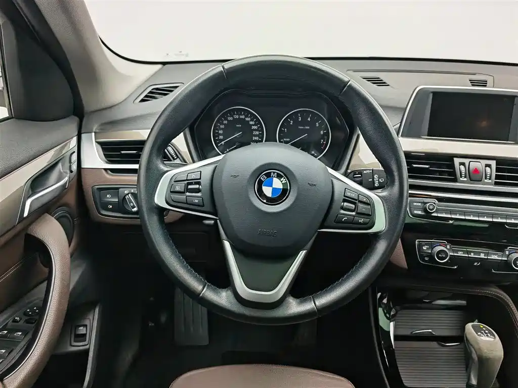 BMW X1 2018 sDrive18Li Premium Model фото 11