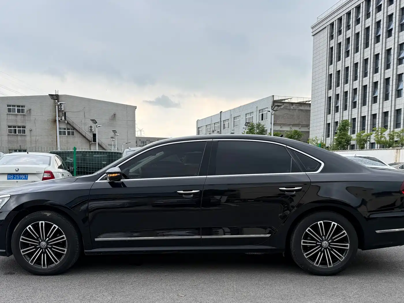 Volkswagen Passat 2017 330TSI DSG Luxury фото 12