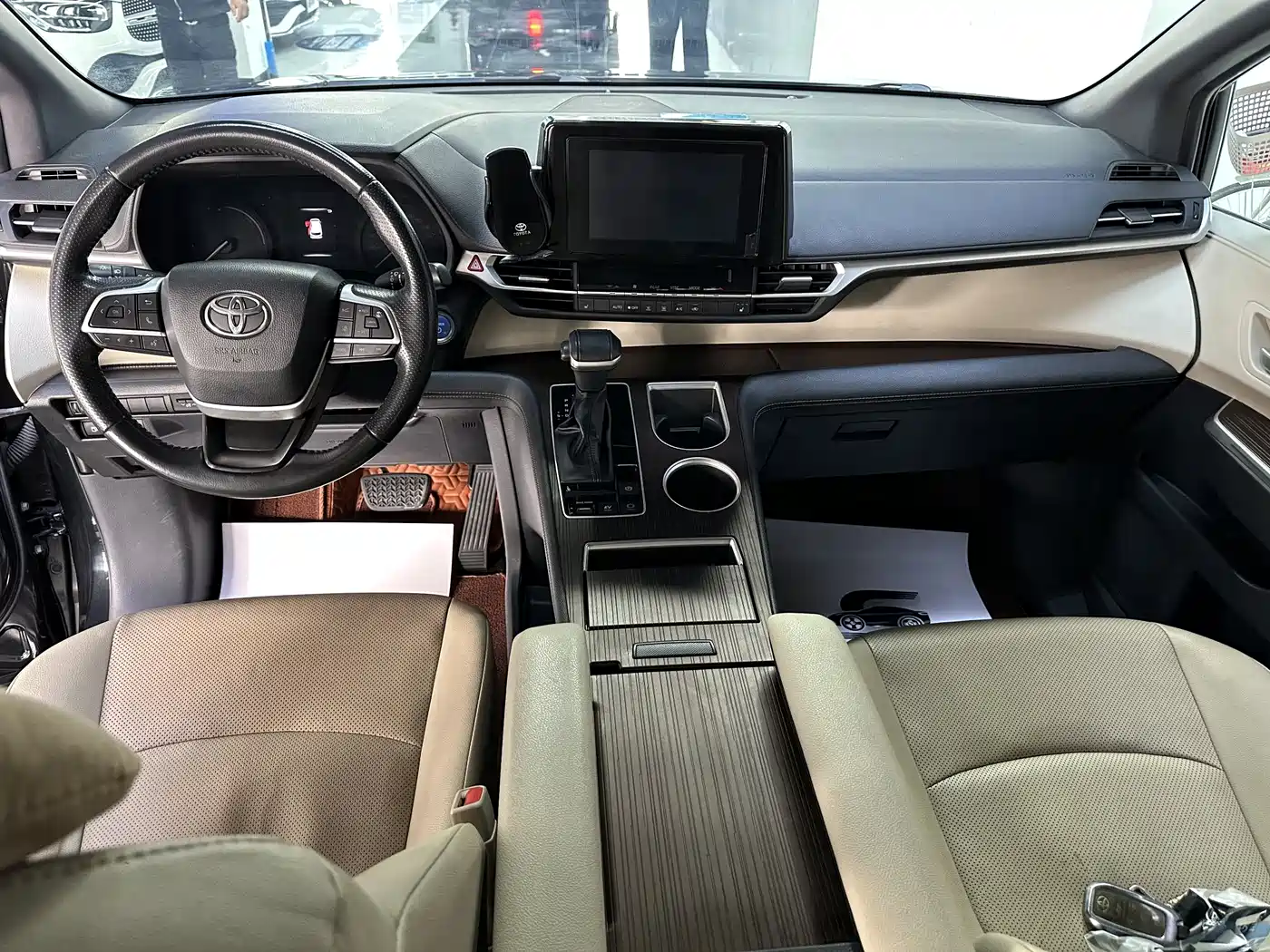 Toyota Sienna 2023 2.5L Hybrid Luxury Edition фото 6