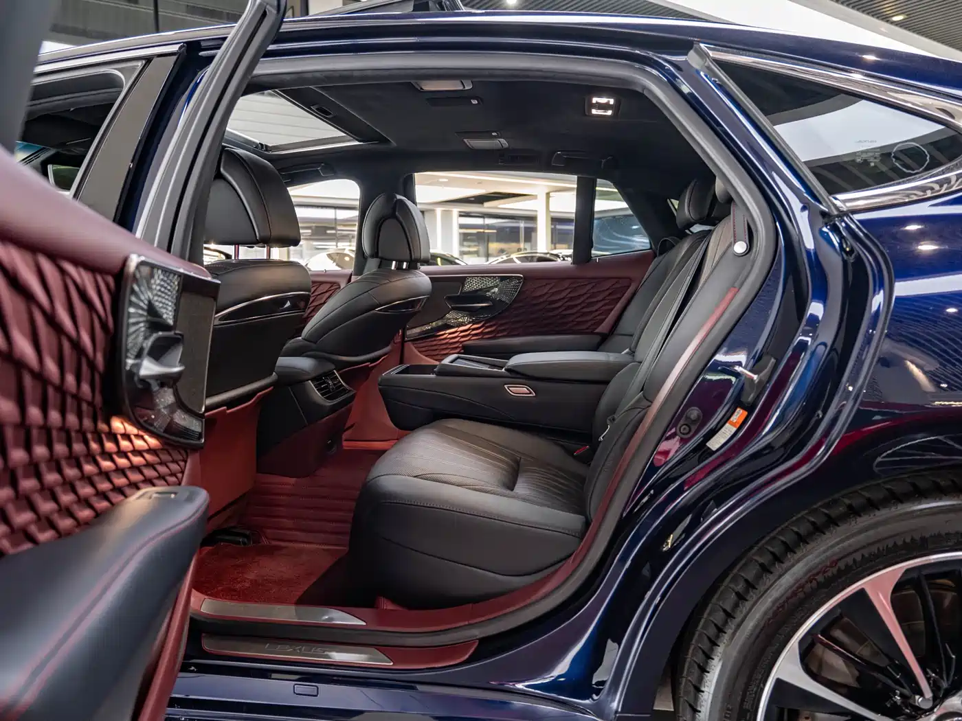 Lexus LS 2021 500h Executive Edition фото 10