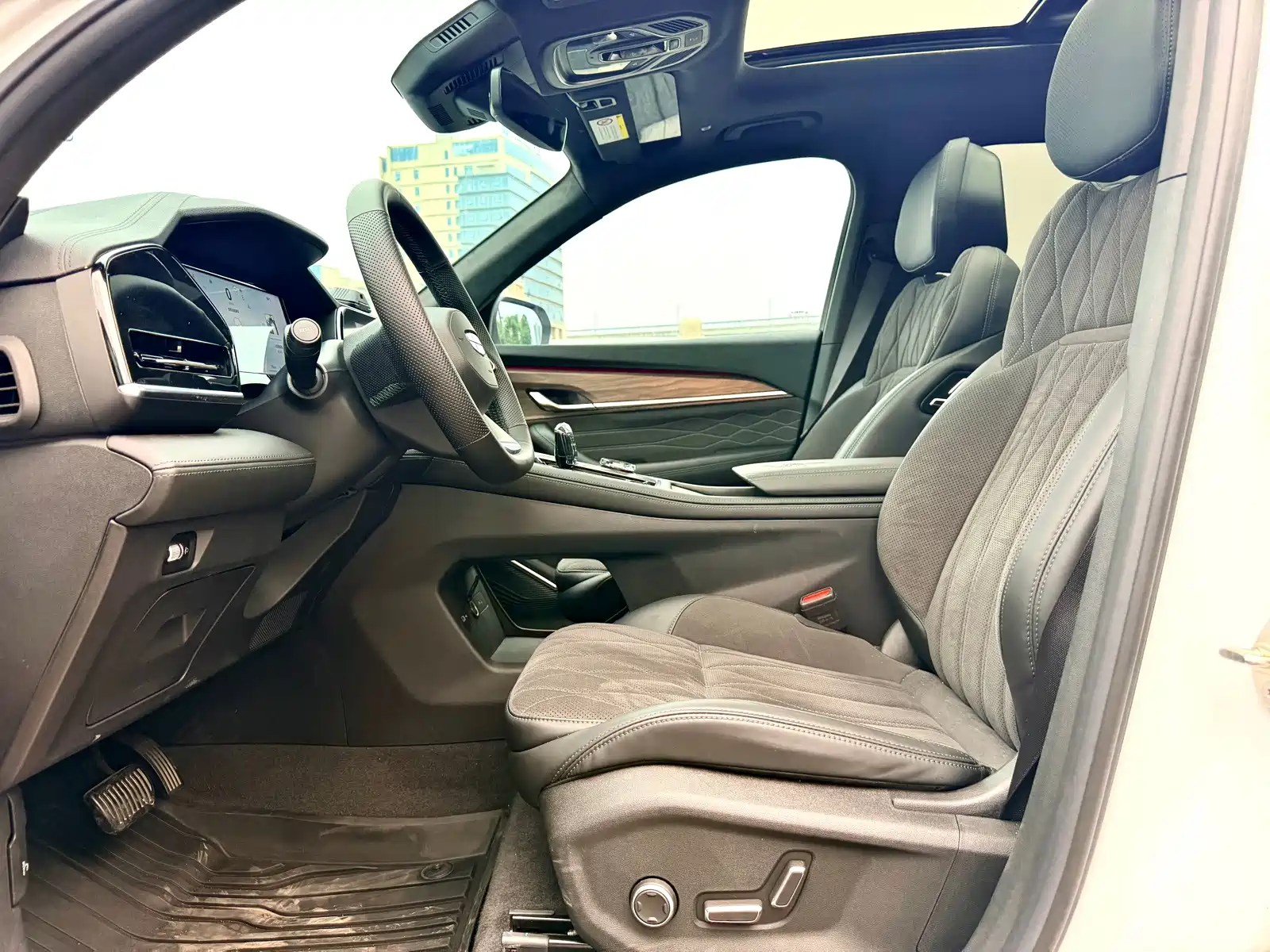 Фото 9 - Geely Monjaro