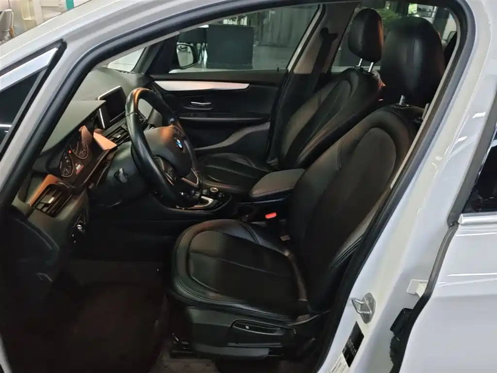 BMW 2 Series Touring 2016 218i Leading фото 15
