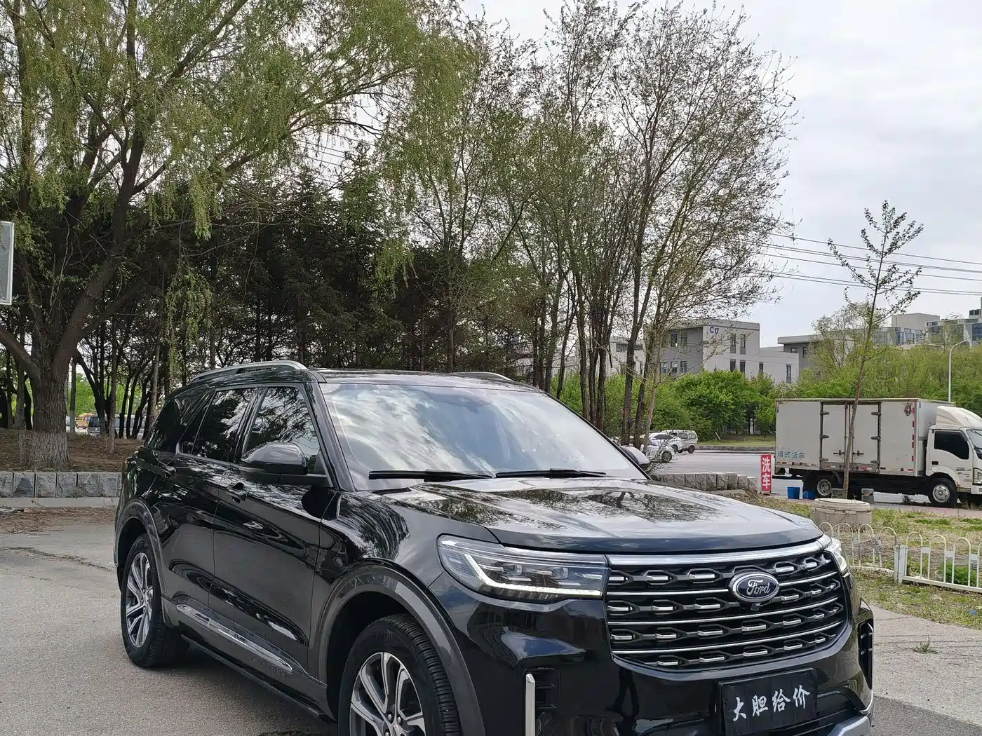 Фото 2 - Ford Explorer