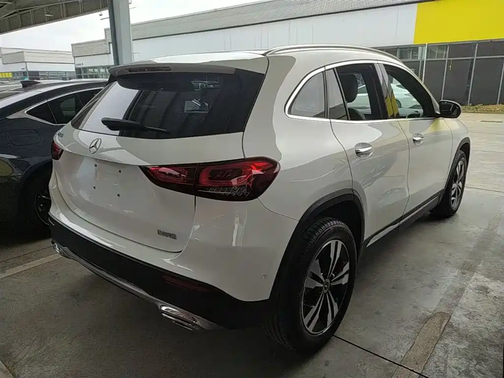 MERCEDES-BENZ GLA