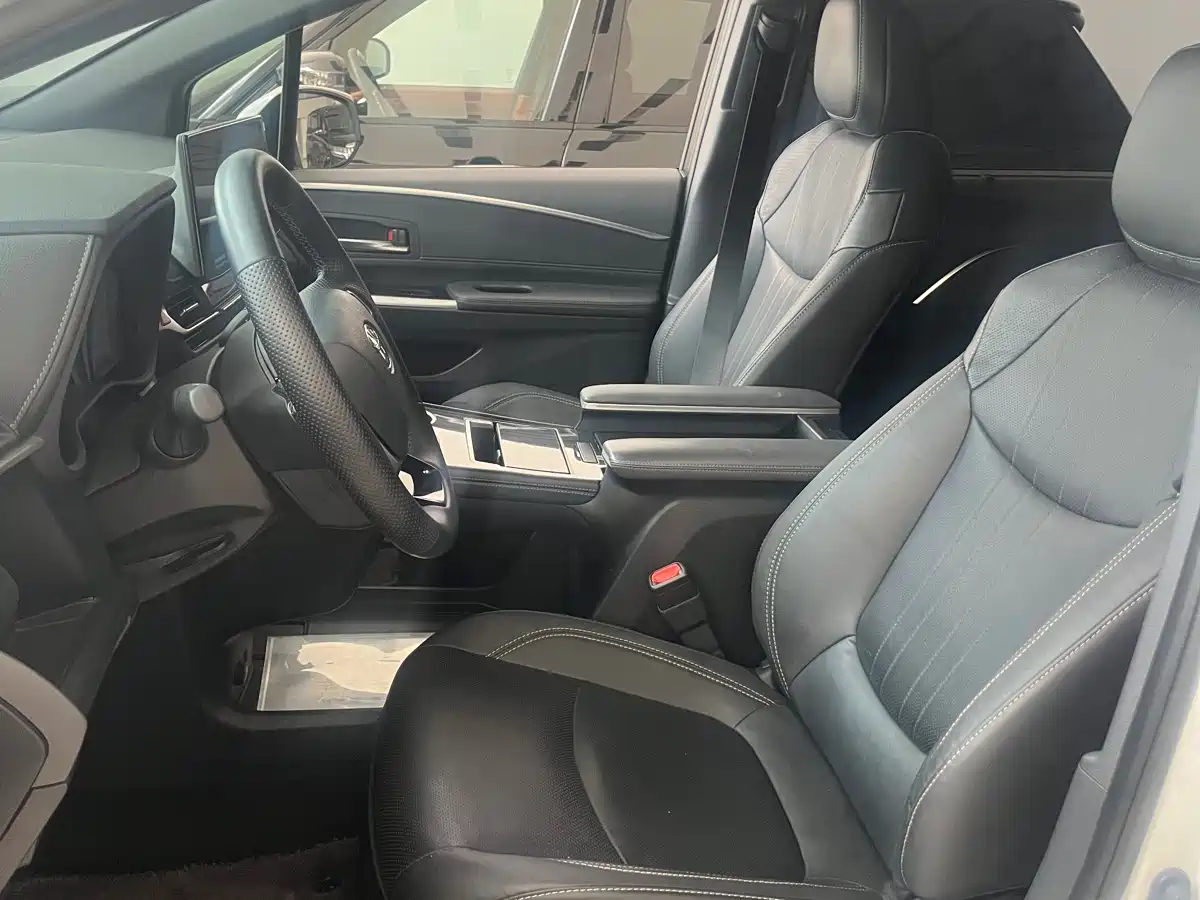 Toyota Sienna 2024 2.5L Hybrid Ultimate Premium Edition фото 3
