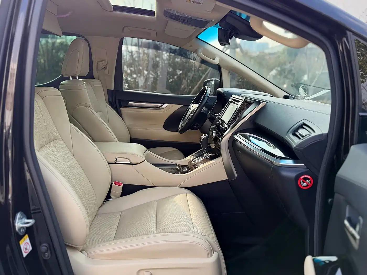 Toyota Vellfire 2019 Hybrid 2.5L HV Premium Edition фото 17