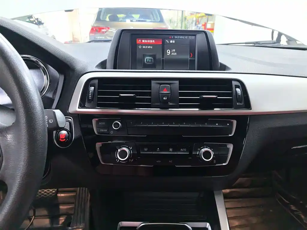 BMW 1 Series (Import) 2018 118i Leading фото 9