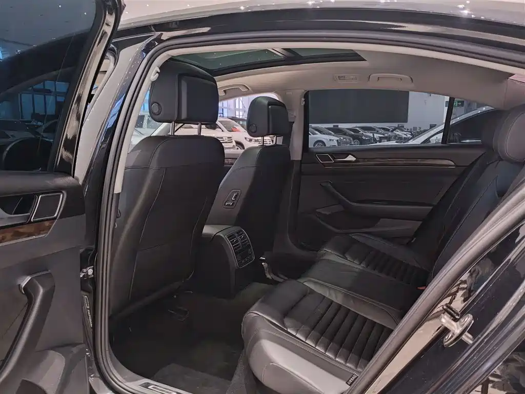 Volkswagen Magotan 2018 Facelift 330TSI DSG Luxury фото 11