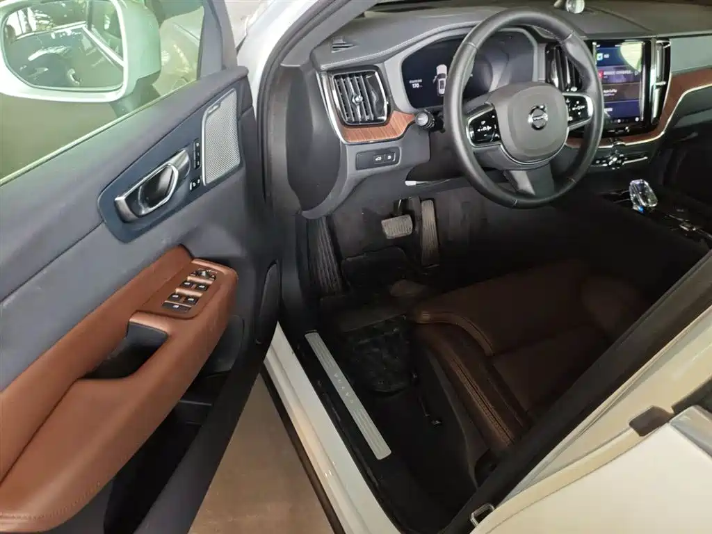 VOLVO XC60 PLUG-IN HYBRID
