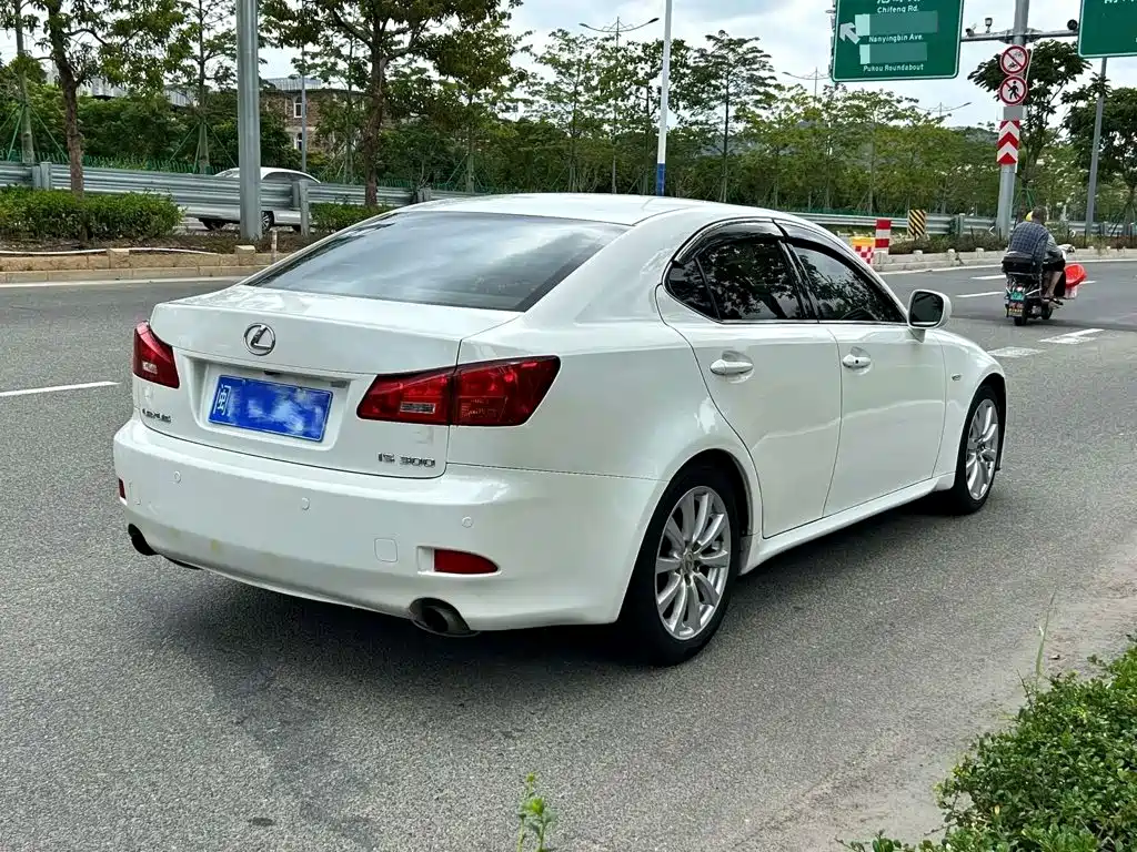 صورة 4 - Lexus IS