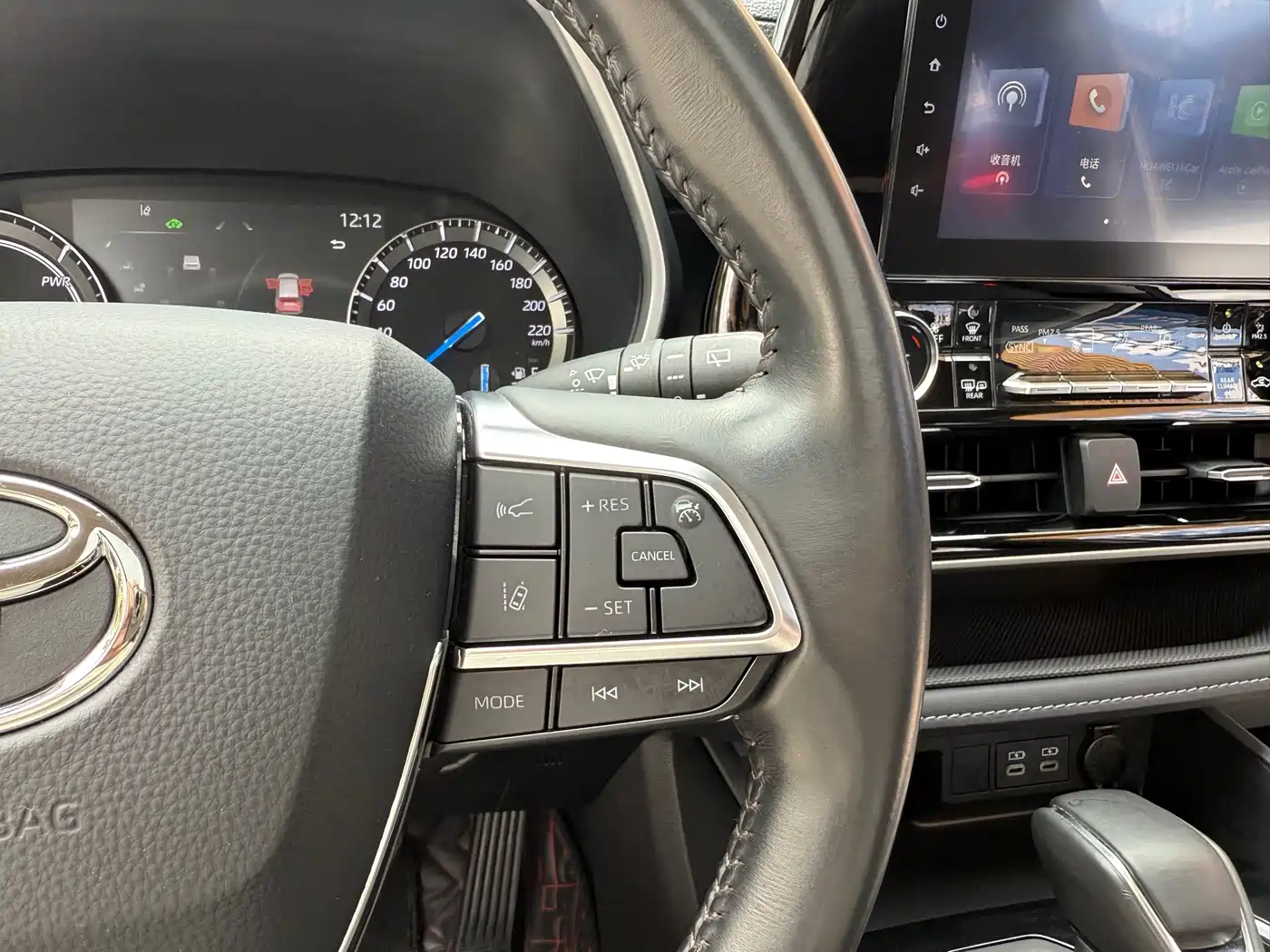 Toyota Highlander 2023 2.5L Smart Hybrid Dual Engine AWD Luxury 7-Seater фото 18