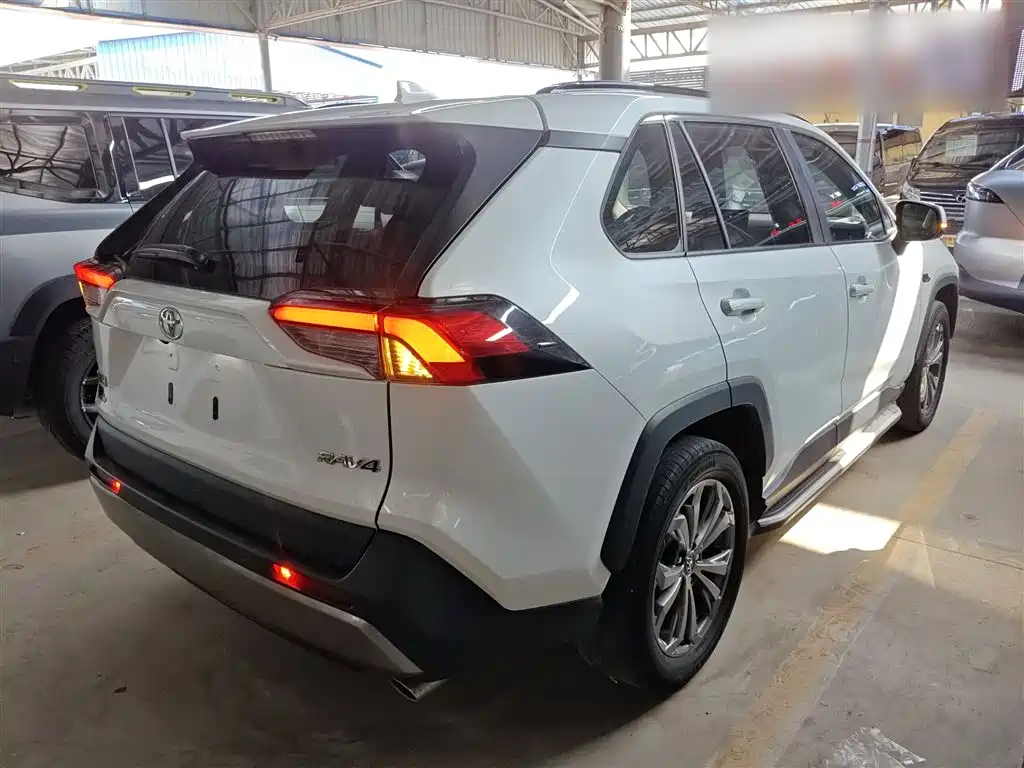 Toyota RAV4 Rongfang 2023 2.0L CVT 2WD 20th Anniversary Platinum Edition фото 7