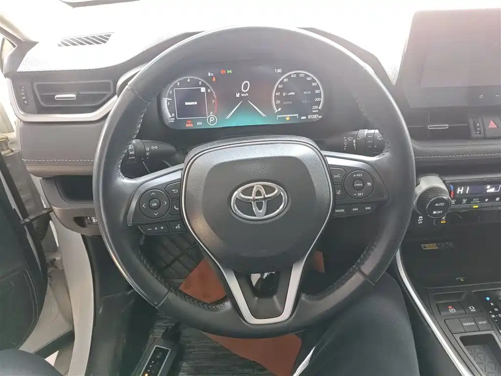 Toyota RAV4 Rongfang 2023 2.0L CVT 2WD 20th Anniversary Platinum Edition фото 11