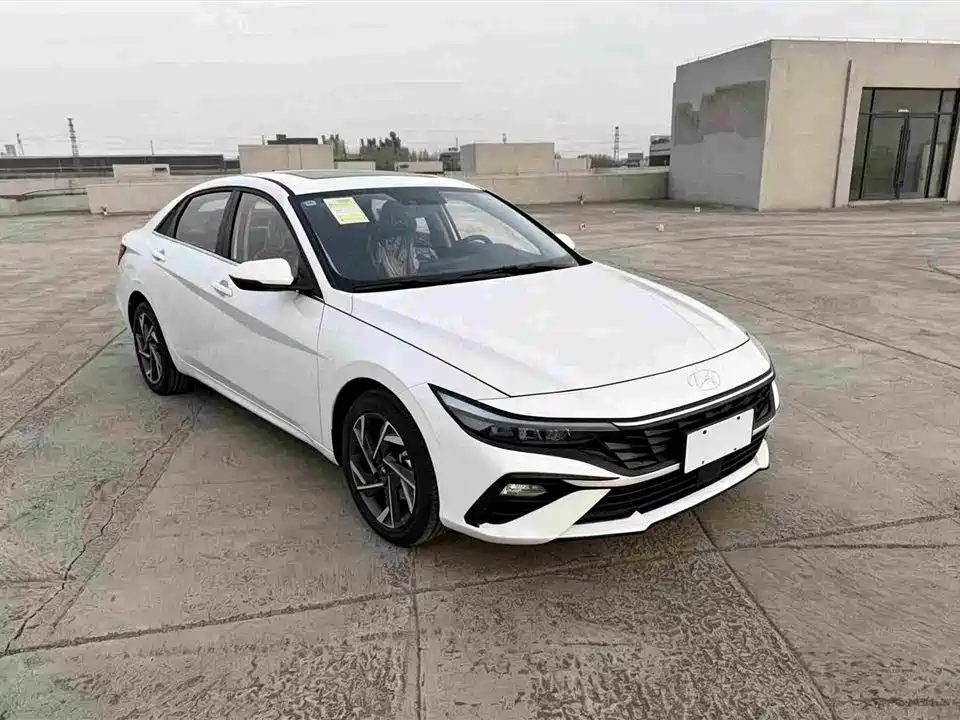 Photo 3 - Hyundai Elantra
