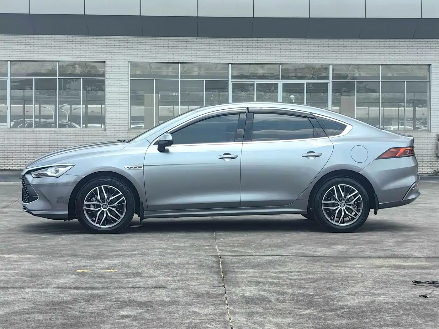 BYD Qin PLUS 2023 Champion Edition DM-i 120KM Leading Type фото 10