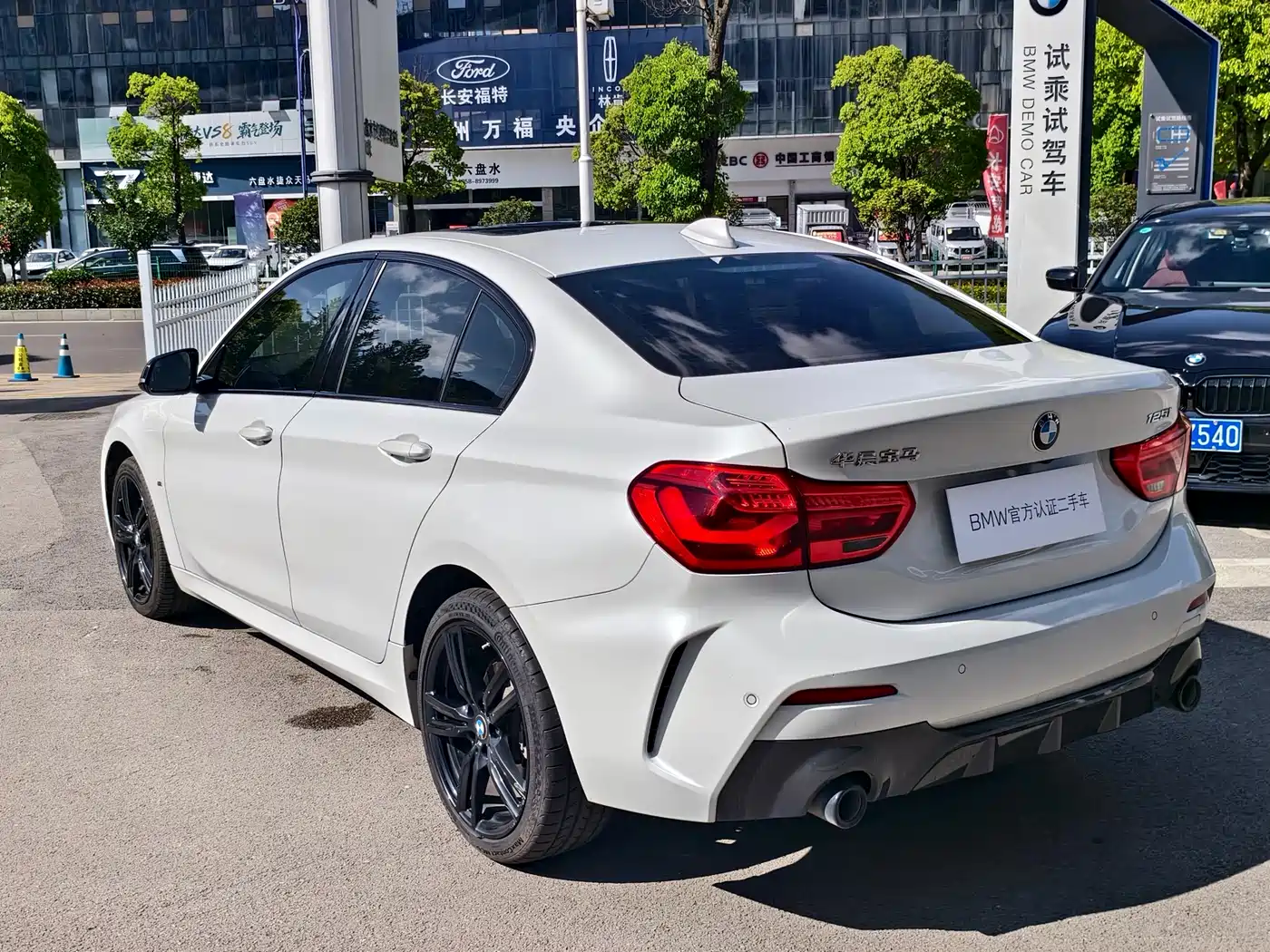 BMW 1 Series 2023 125i M Sport Shadow Edition фото 10