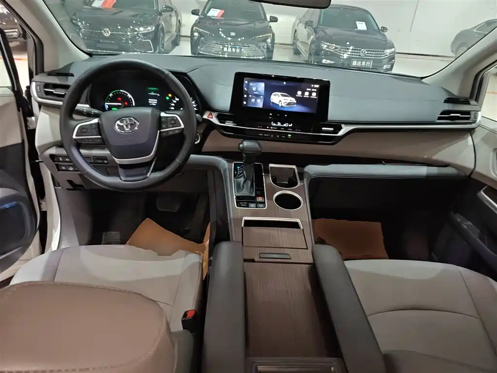 Toyota Granvia 2024 2.5L Hybrid Comfort фото 6