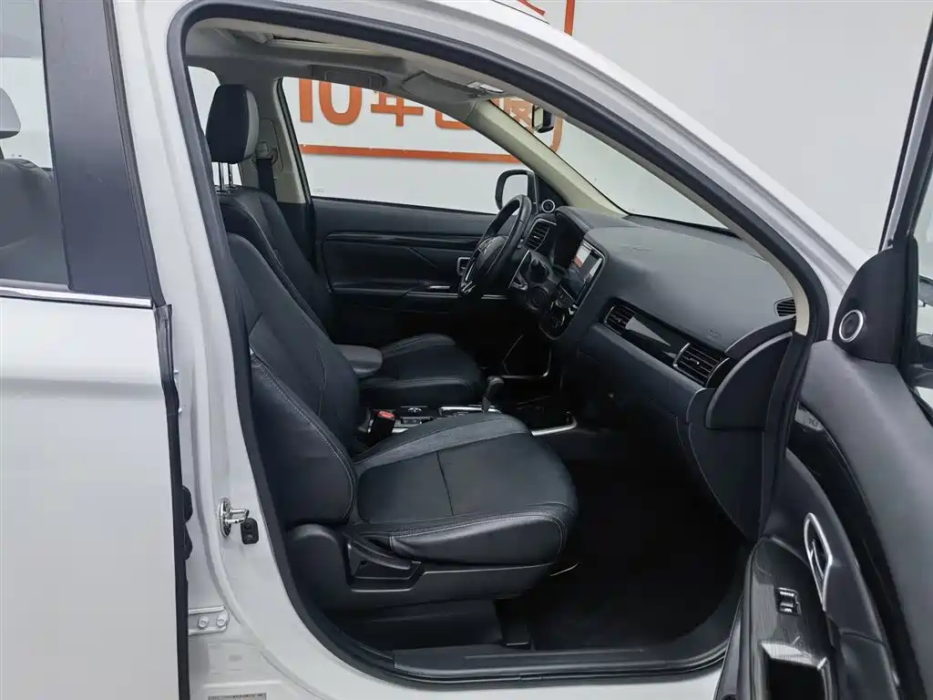 Mitsubishi Outlander 2018 2.4L 4WD Luxury Edition 7-seater фото 23