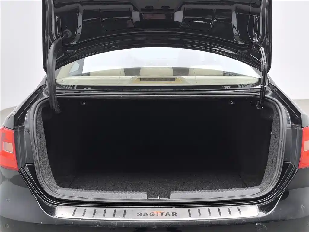 Volkswagen Sagitar 2014 1.6L Manual Comfort фото 16