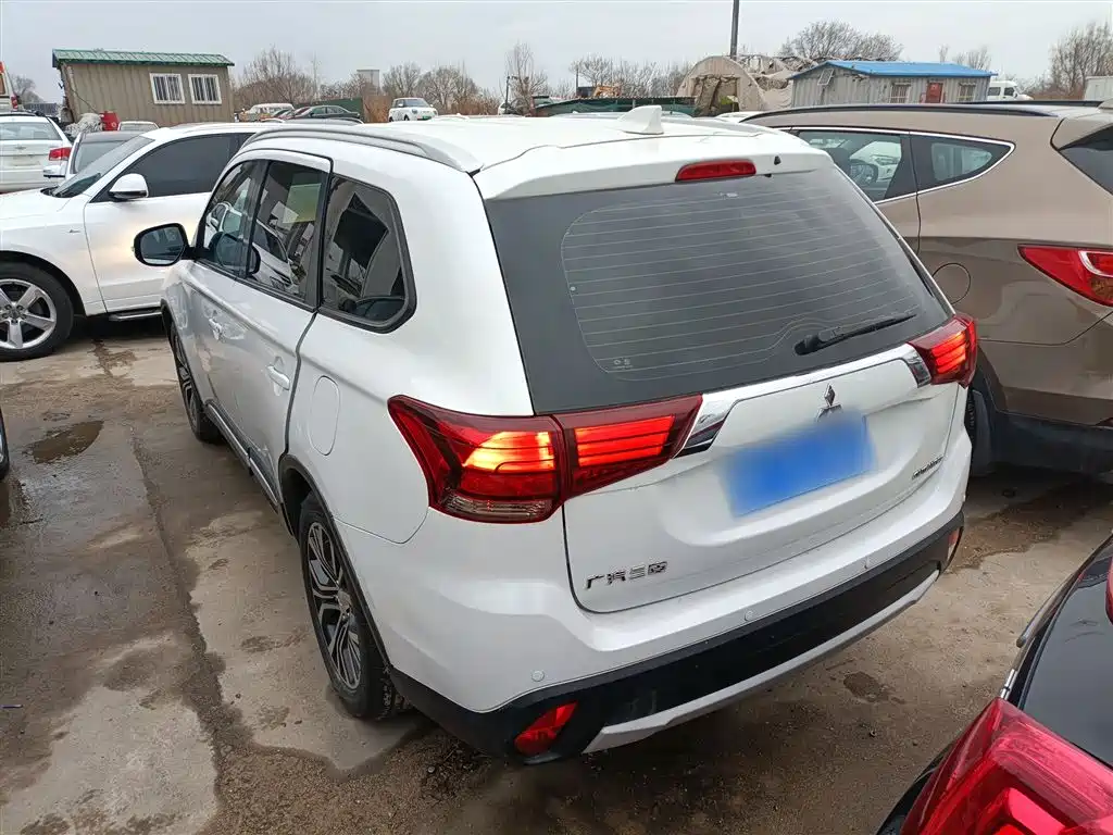 MITSUBISHI OUTLANDER