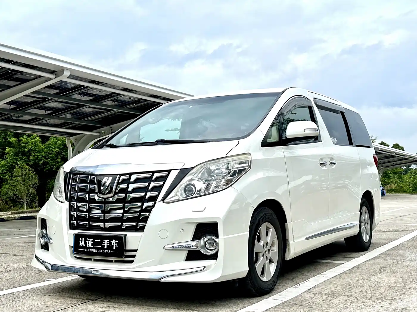 Photo 2 - Toyota Alphard