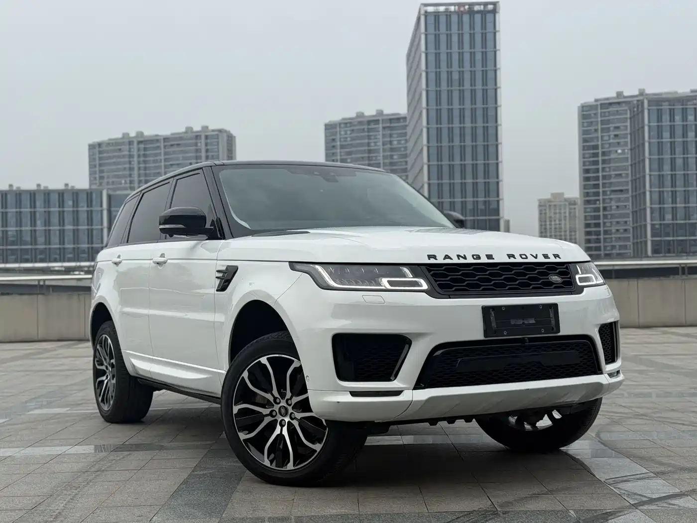Land Rover Range Rover Sport 2022 3.0 L6 Gloss Black Edition фото 3
