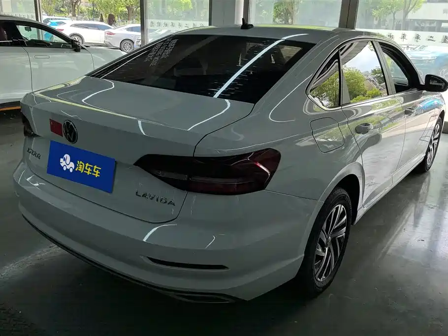 Volkswagen Lavida 2022 1.5L Auto Comfort Edition фото 3