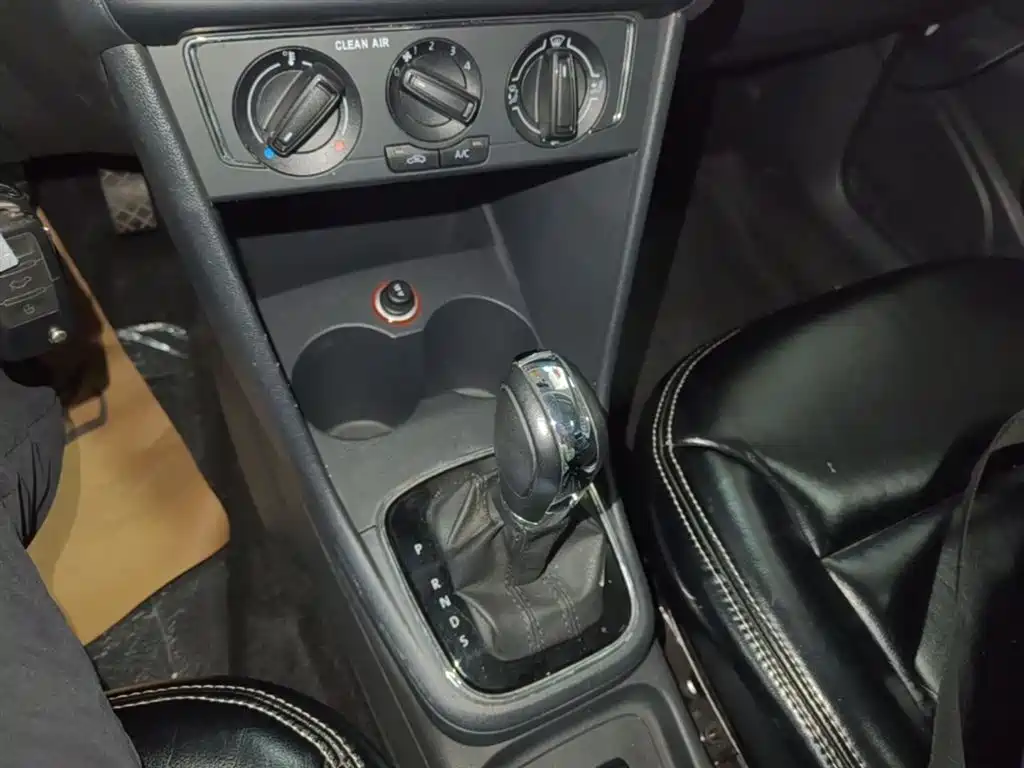 Volkswagen Polo 2016 1.6L Automatic Comfort фото 14