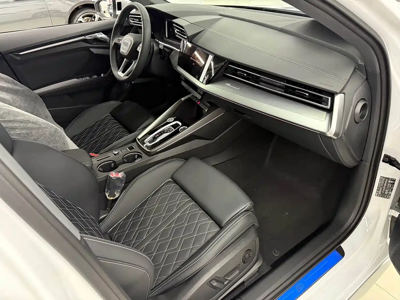Audi A3 2025 A3L Limousine 35TFSI Flying Spur Premium + Luxury Selection Package фото 11