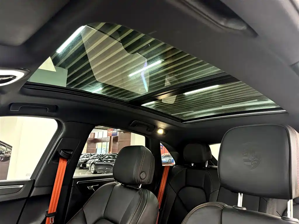 PORSCHE MACAN