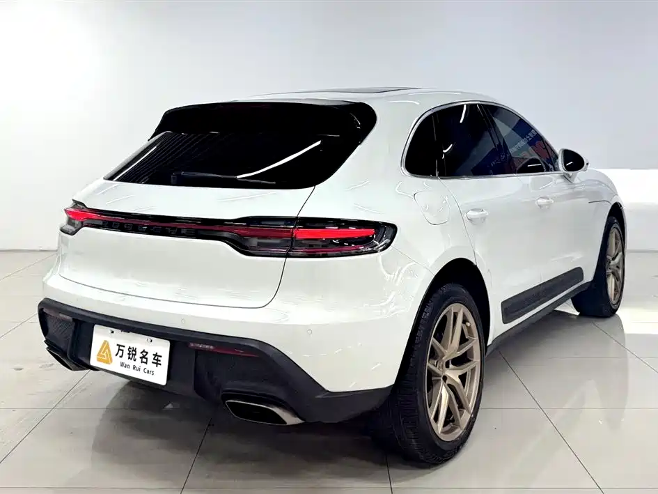 PORSCHE MACAN